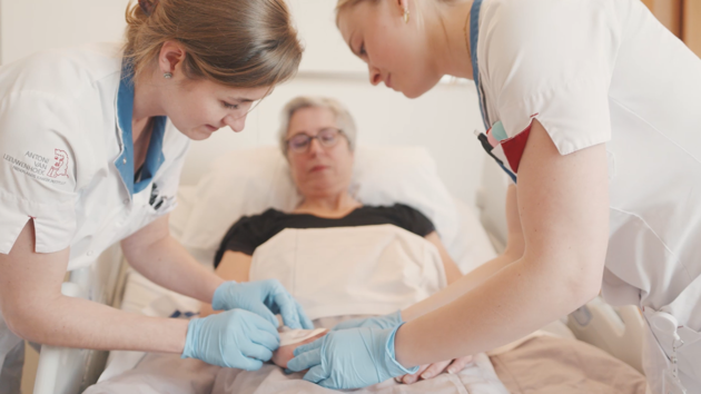 Jasmijn En Lisanne Verpleegkundige